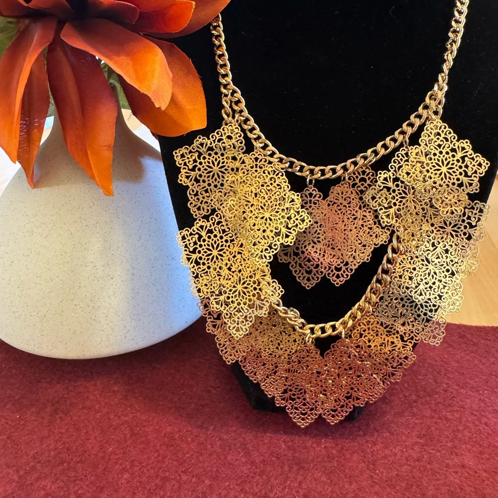 Articulated, filigree, gold tone, diamond shaped link bib necklace